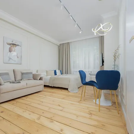 Elegant Grojecka In By Renters Apartment *