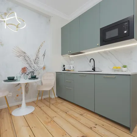 Elegant Grojecka In By Renters Apartment *