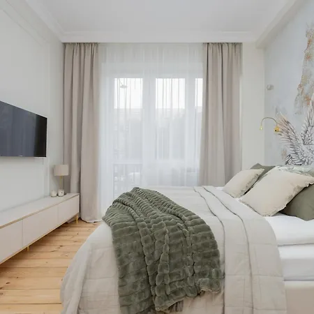 Elegant Grojecka In By Renters Apartment *