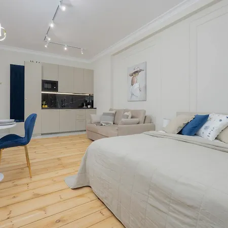 Elegant Grojecka In By Renters * Varsovia