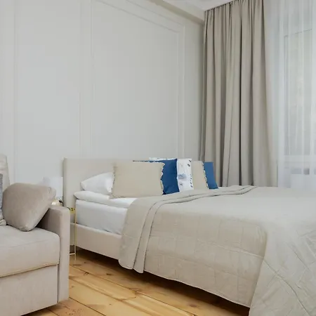 Elegant Grojecka In By Renters Warschau